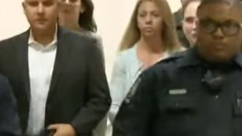 Amber Guyger (centro) fue arrestada al final de la sesión en corte y permanecerá en la Càrcel del Condado de Dallas.