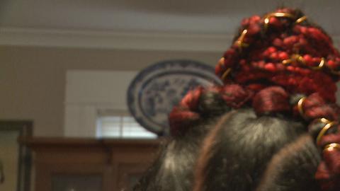 La escuela le prohíbe tener trenzas de color rojo.