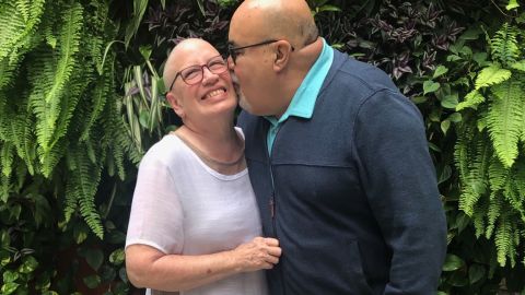 Nitza y Héctor encontraron un hogar temporal, lejos del hogar.