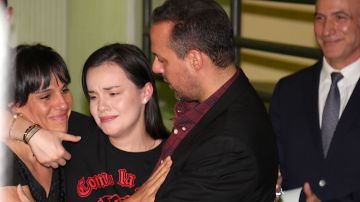 Sarita, entre Marysol y José Joel, en el consulado mexicano en Miami.