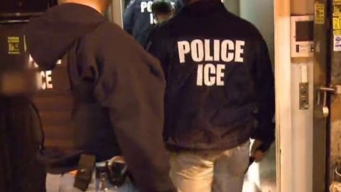 ICE mantiene operativos contra inmigrantes.