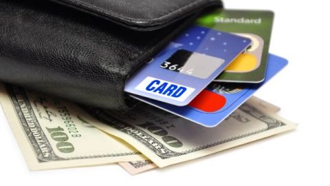 Las tarjetas de crédito de las tiendan tienen un APR medio del 27.52% este año./shuttrestock
