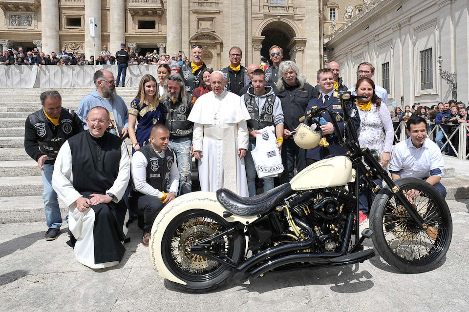 El grupo católico de "Jesus Bikers" presentó la Harley del 2016 personalizada al pontífice en julio del 2019 