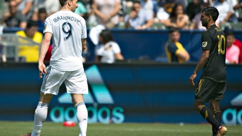 Zlatan Ibrahimovic y Carlos Vela en el Derbi de Los Ángeles.