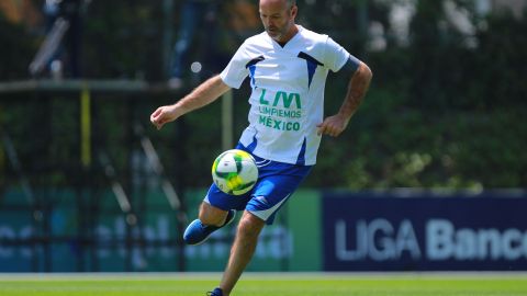 Luis García, el comentarista de TV Azteca, durante un partido a beneficio.