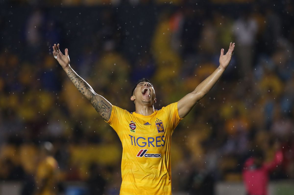 Carlos Salcedo no es querido por la afición de Tigres.