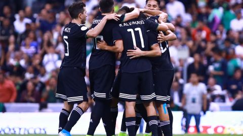 La Selección Mexicana celebra un gol frente a Panamá en el Estadio Azteca.