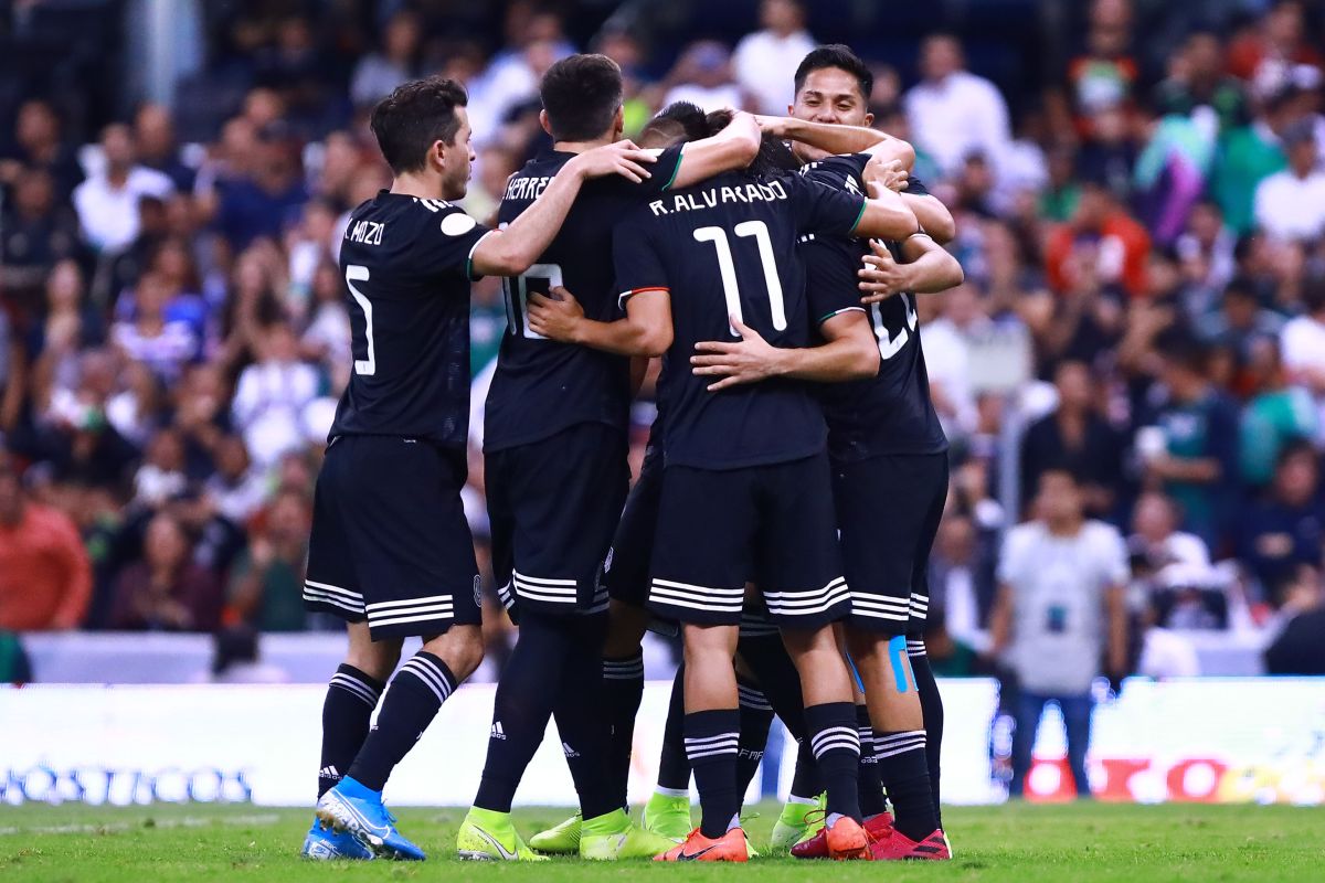 La Selección Mexicana celebra un gol frente a Panamá en el Estadio Azteca.