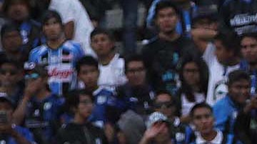 Los aficionados tuvieron que invadir la cancha para resguardarse de los golpes.