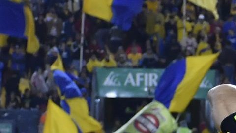 Los jugadores de Tigres posaron con máscaras.