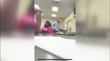 El profesor de 53 años agredió al estudiante de 15.