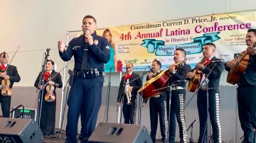 Chris Reza, policía del LAPD y mariachi en Los Ángeles. (Araceli Martínez/La Opinión).