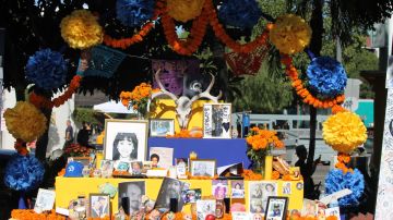 Los altares están decorados con flores, veladoras, pan de muerto y fotografías de los seres queridos. / fotos: Jorge Luis Macías.