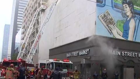 Tres bomberos fueron heridos en el incidente que paralizó la calle Main.