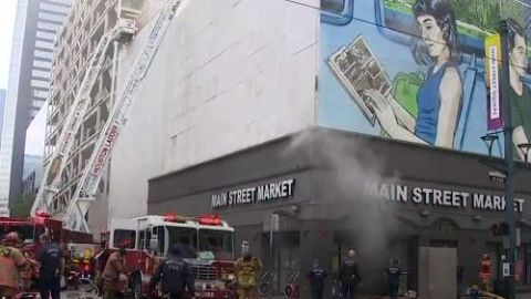 Tres bomberos fueron heridos en el incidente que paralizó la calle Main.