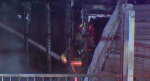 Bomberos y policías respondieron a la escena a eso de las 4 a.m. al llegar encontraron un intenso incendio.