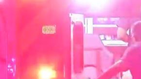 El adolescente intentó esconderse; sin embargo, los atacantes continuaron disparado a través de la puerta.