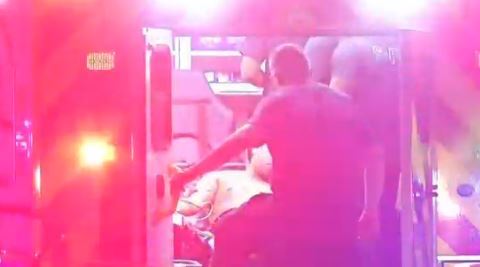 El adolescente intentó esconderse; sin embargo, los atacantes continuaron disparado a través de la puerta.