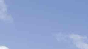 Momento en que tripulantes del barco Ocean Viking rescatan a 104 migrantes en el mar Mediterráneo.