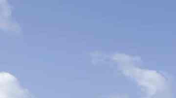 Momento en que tripulantes del barco Ocean Viking rescatan a 104 migrantes en el mar Mediterráneo.