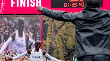 El keniano Eliud Kipchoge, récord mundial de maratón, cruza la meta y logra derribar en Viena el legendario muro de las dos horas.