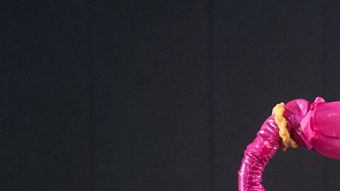 George Salazar hace el papel de un empleado de una florería en 'Little shop of Horrors'. Foto: Cortesía