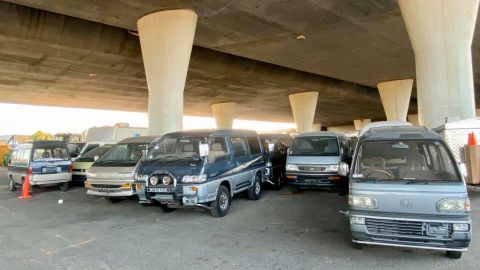 Toma Parke, miembro de un grupo privado de autos en Facebook, compartió imágenes de la colección de vans que encontró debajo de un puente en San Francisco