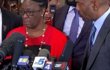 Madre del hombre asesinado por Amber Guyger acusa a la Policía de Dallas de corrupción.
