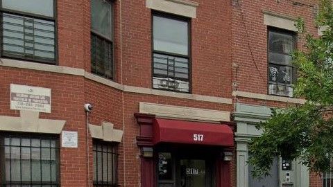 El apartamento está ubicado en el 519 Este de la calle  187 en el sector de Belmon.