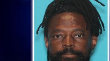 El sospechoso identificado como James Larue Moore, de 58 años y este enfrenta cargos de asalto sexual por el incidente.