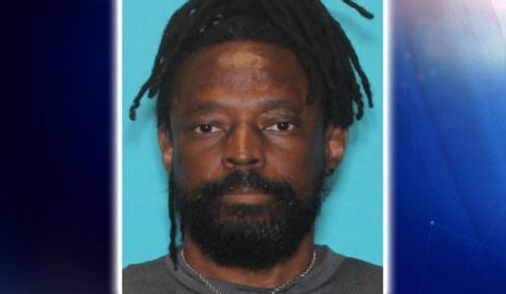 El sospechoso identificado como James Larue Moore, de 58 años y este enfrenta cargos de asalto sexual por el incidente.