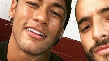 Natalia Barulích le habría sido infiel al cantante con su gran amigo.