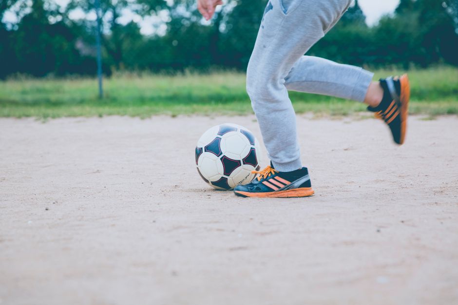 Niños jugando fútbol en la juventud organizada juego: fotografía