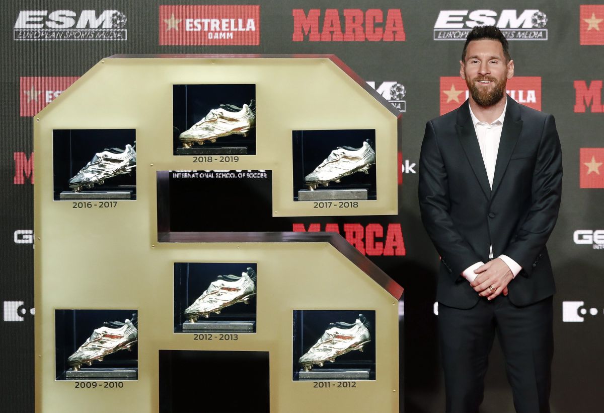 Brillante y humilde: Messi recibió su de Oro y la dedicó a sus compañeros - Opinión