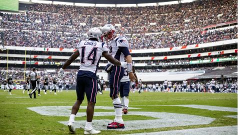 Tom Brady desplazó a Brett Favre como el tercer mariscal con más yardas por aire en la NFL.