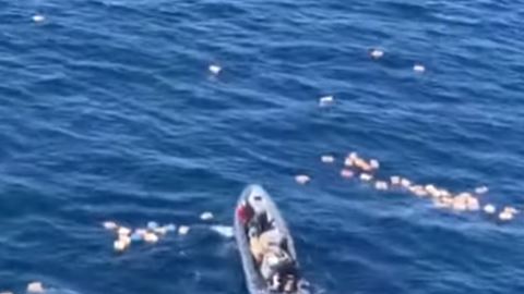 Los paquetes de droga quedaron dispersos en el mar.