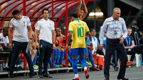 Neymar salió por una molestia al minuto 12 del partido.