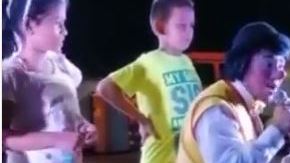 La respuesta del niño causó las risas de los presentes.