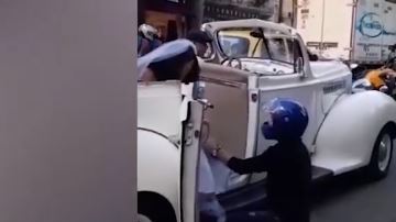 El chico se arrodilla e incluso, hace algo atrevido para impedir la boda.