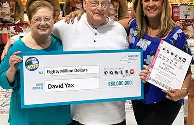 David Yax, al centro, con su gran premio de lotería.