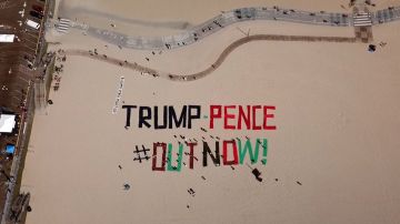 Este fue el mensaje que los manifestantes enviaron el sábado en Santa Mónica: Trump-Pence Fuera Ahora. (Foto de un video)