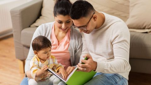 Los padres latinos que inmigraron de países de habla hispana les hablan a sus hijos en español y desean que estos sean bilingües.