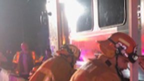 El Departamento de Bomberos de Pasadena trabaja para sacar a una persona atrapada debajo del tren.