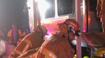 El Departamento de Bomberos de Pasadena trabaja para sacar a una persona atrapada debajo del tren.