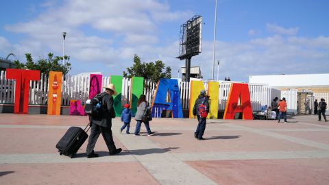 Cientos pasan de San Diego a Tijuana a diario. / foto: Manuel Ocaño.