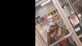 Dos hombres golpearon salvajemente a otro.