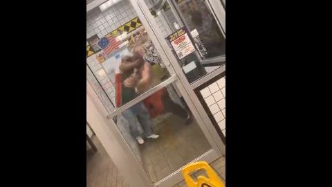 Dos hombres golpearon salvajemente a otro.