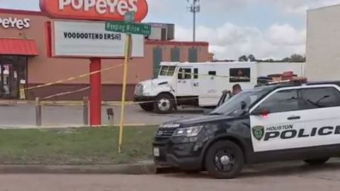 Los sospechosos se escaparon en una camioneta SUV con el dinero, pero no se ha dicho la cantidad que fue robada.