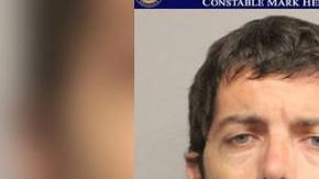 Según el Distrito Policial 4 del Condado Harris, Kevin Thompson de 33 años, aceptó poseer y haber intercambiado imágenes pornográficas que involucraban a menores.