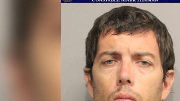 Según el Distrito Policial 4 del Condado Harris, Kevin Thompson de 33 años, aceptó poseer y haber intercambiado imágenes pornográficas que involucraban a menores.